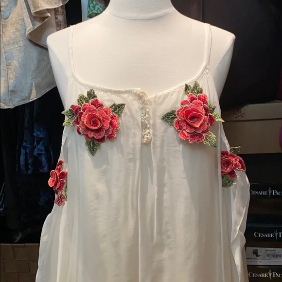 Moda Seta White Top w/ Roses - Picture 1 of 3